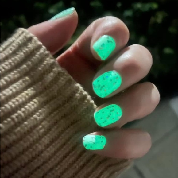 *Exclusive* Color Street: Techno Glow | Glow in the Dark Halloween Electric - Picture 1 of 16